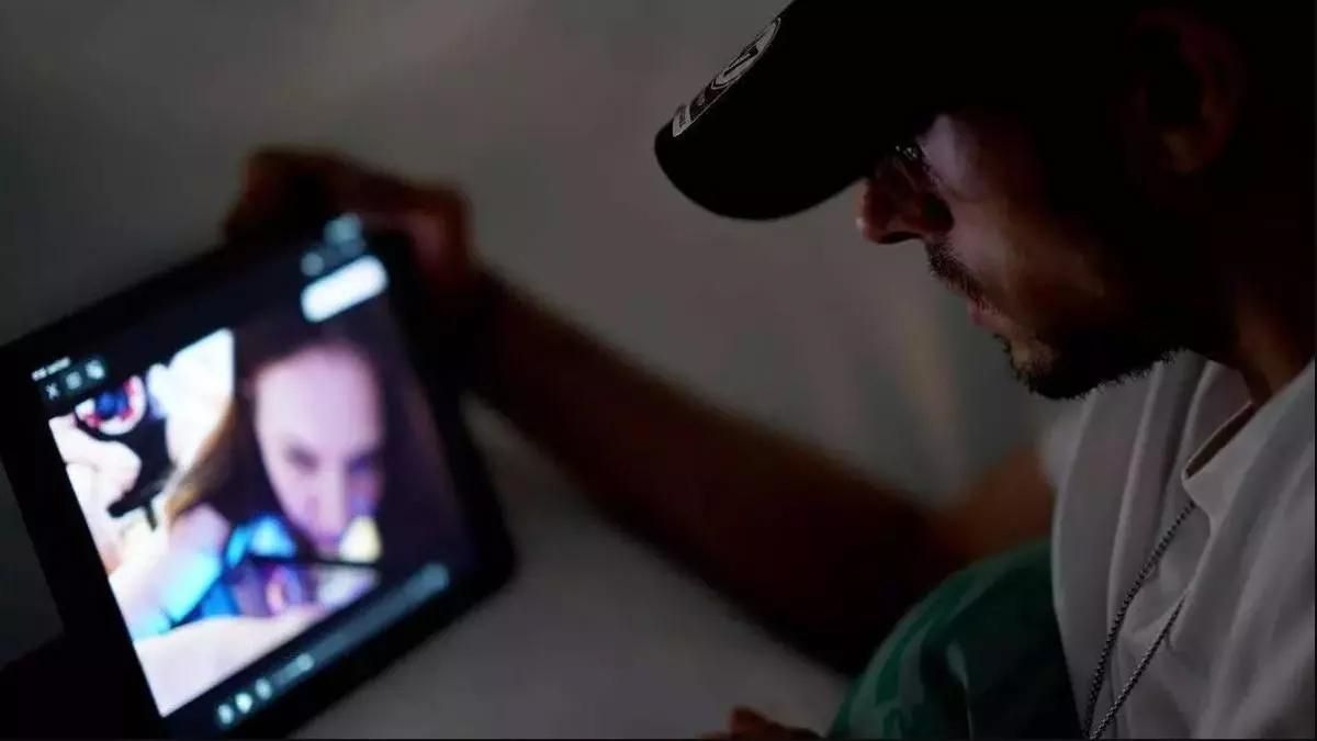 Un joven consumiendo porno.