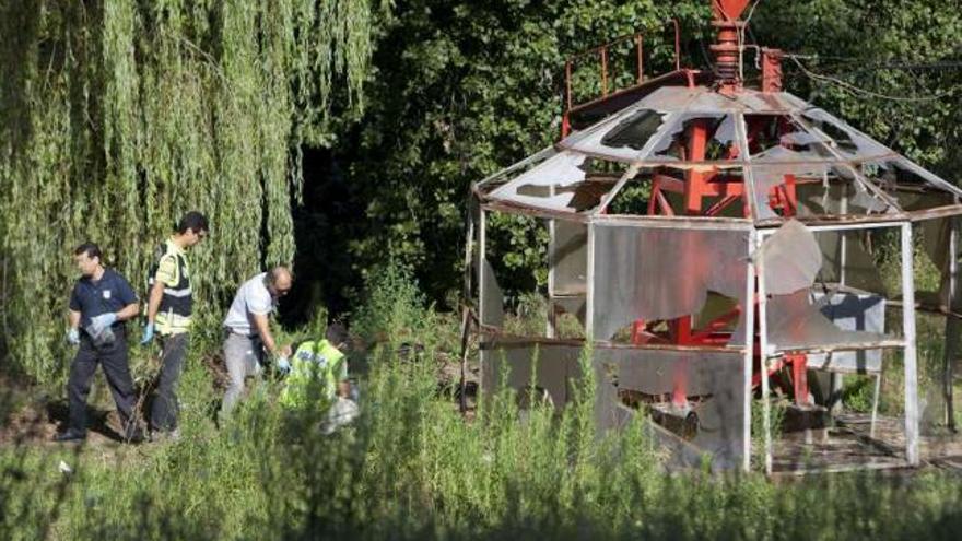 Los Tedax inspeccionaron ayer las antenas donde se instalaron los artefactos. / salvador sas