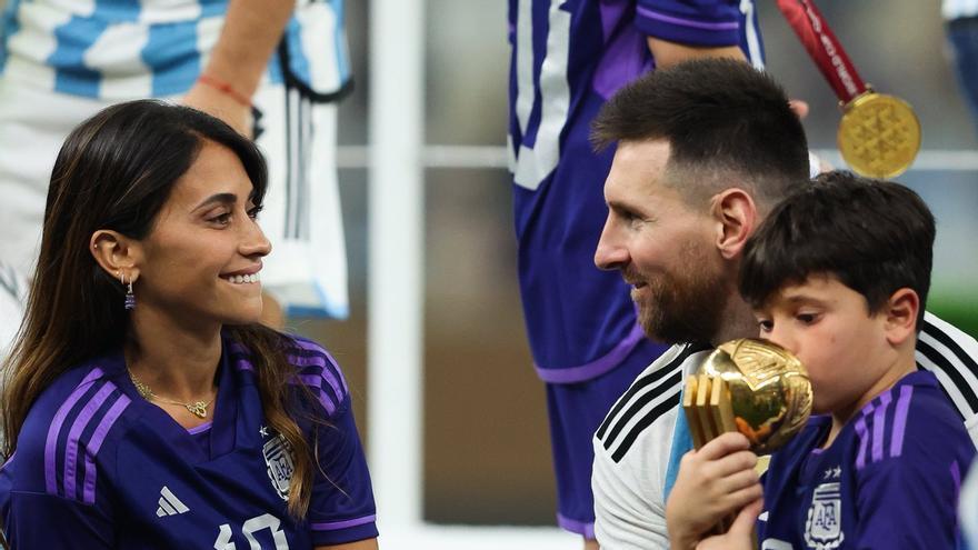 Leo Messi, con su familia, tras ganar el Mundial.