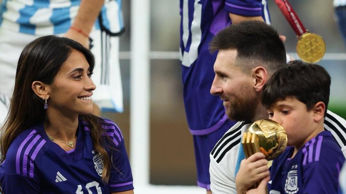 Leo Messi, con su familia, tras ganar el Mundial.