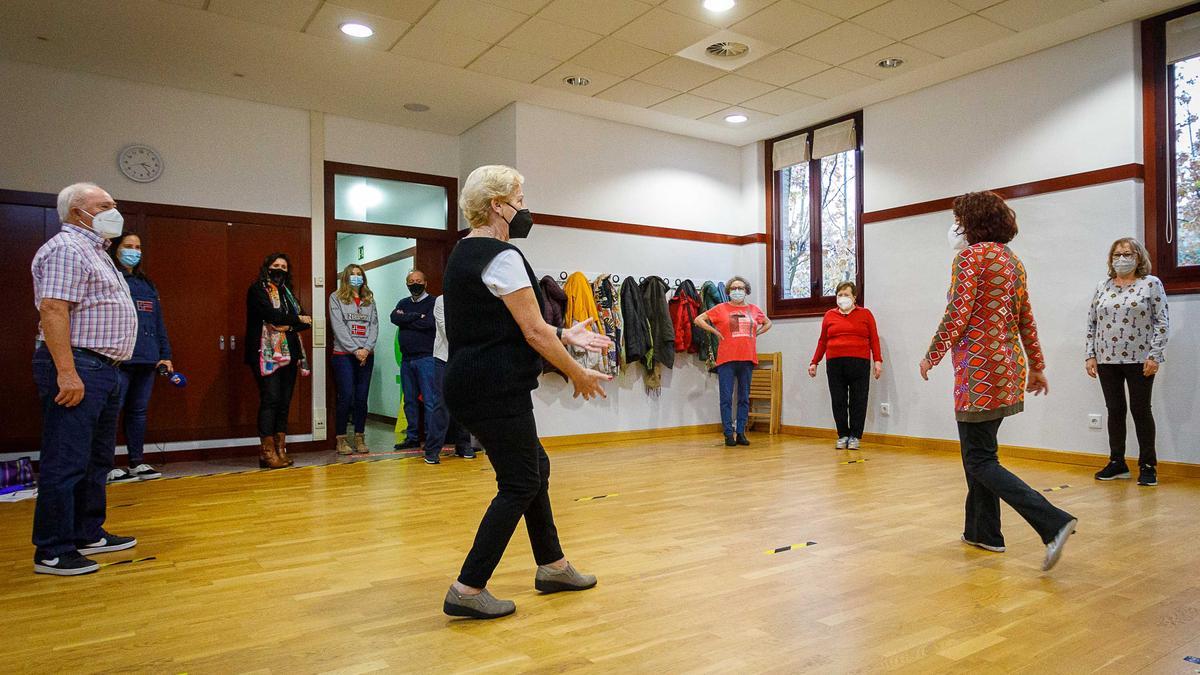 Varias personas participan en un taller organizado por el Ayuntamiento