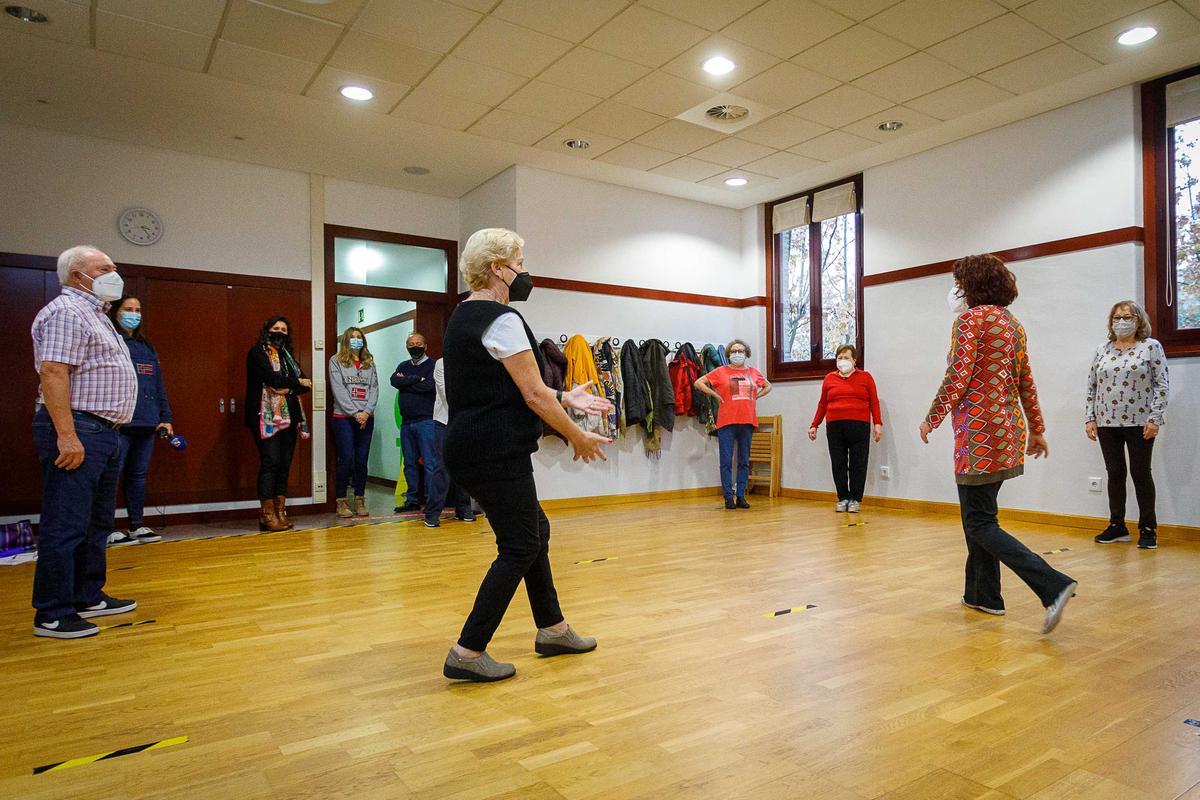 Varias personas participan en un taller organizado por el Ayuntamiento