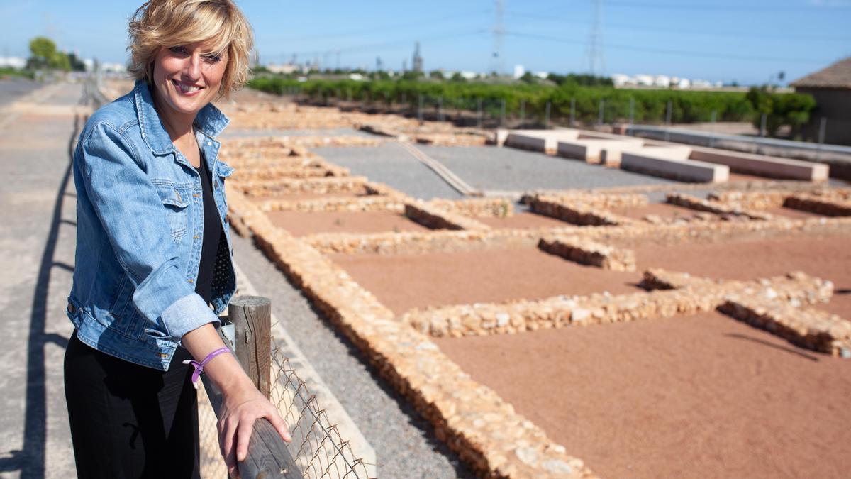 La regidora de Cultura, Verònica Ruiz, a la Vil·la Romana de Vinamargo.