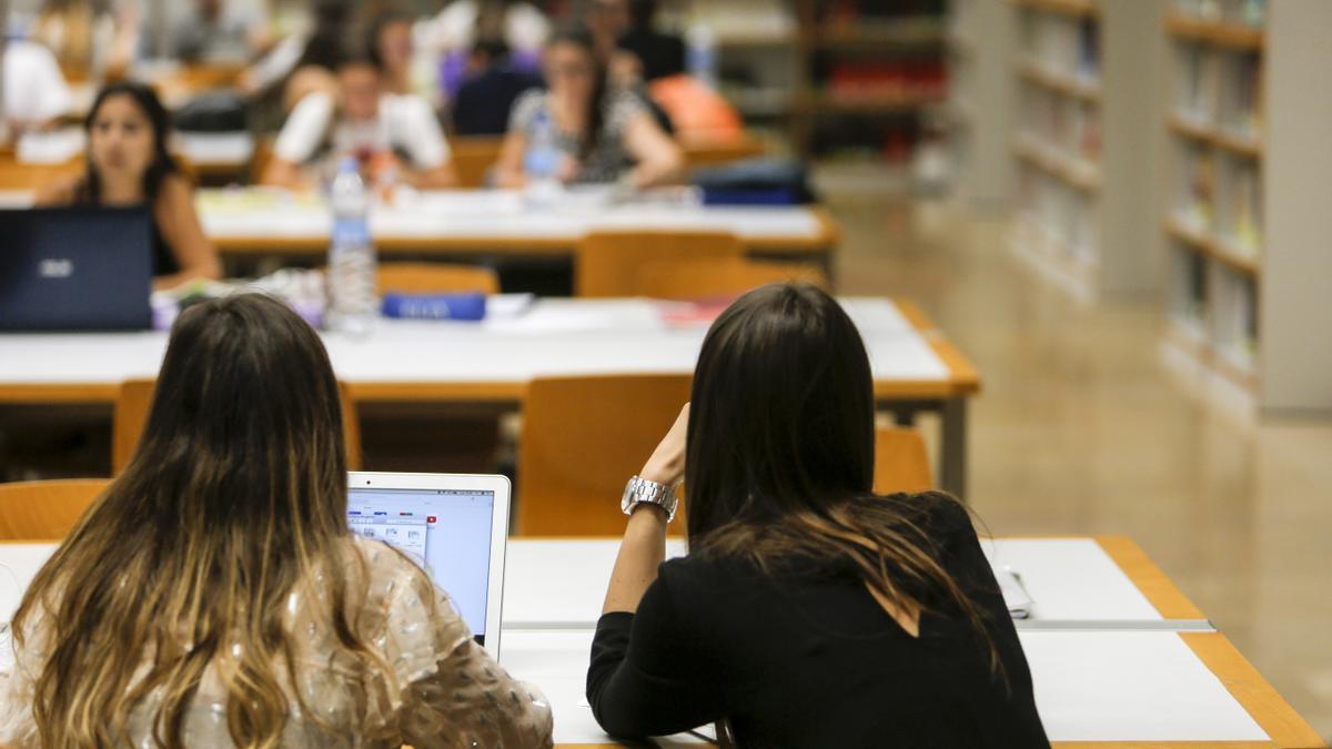 Dos estudiantes universitarias, en la biblioteca.