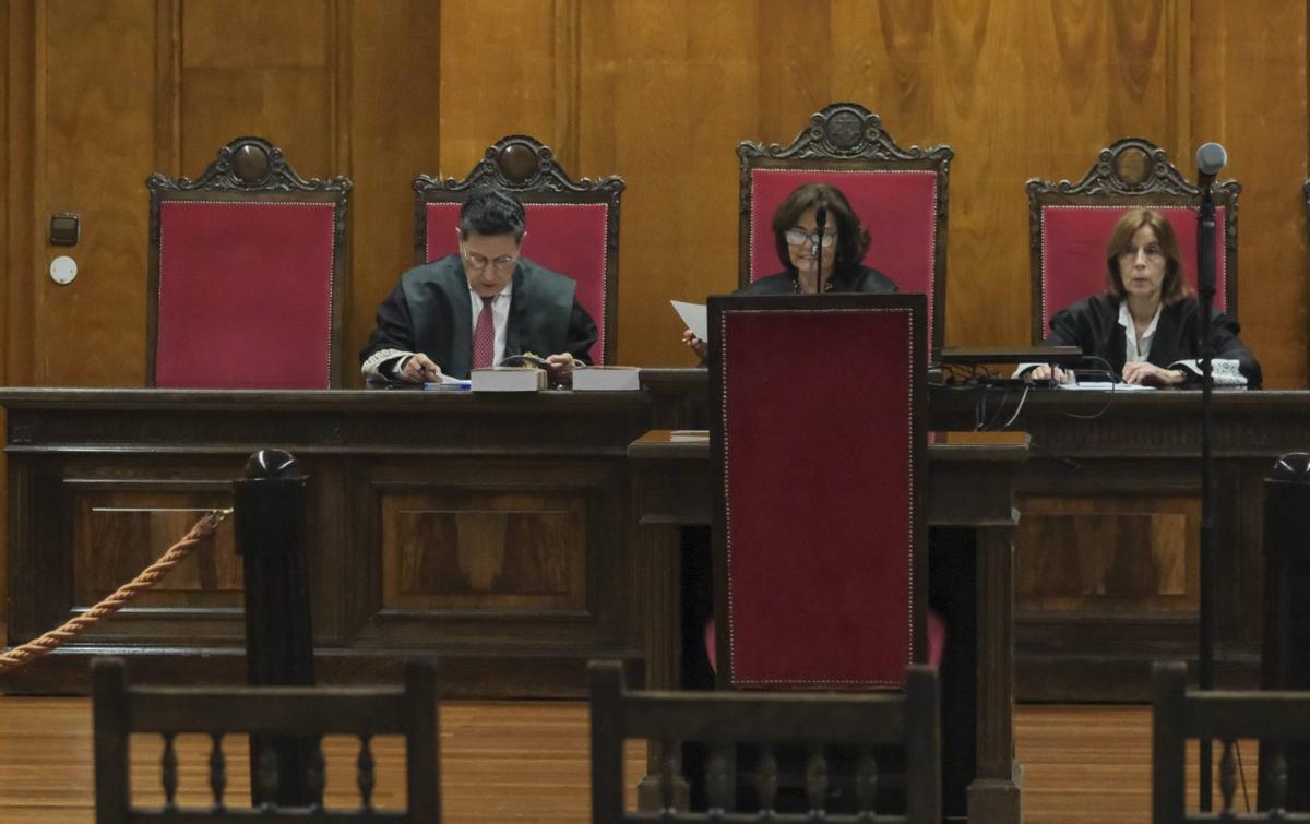 Magistrados de la Audiencia Provincial de Ourense. El juicio de este caso se celebró a puerta cerrada. | ROI CRUZ