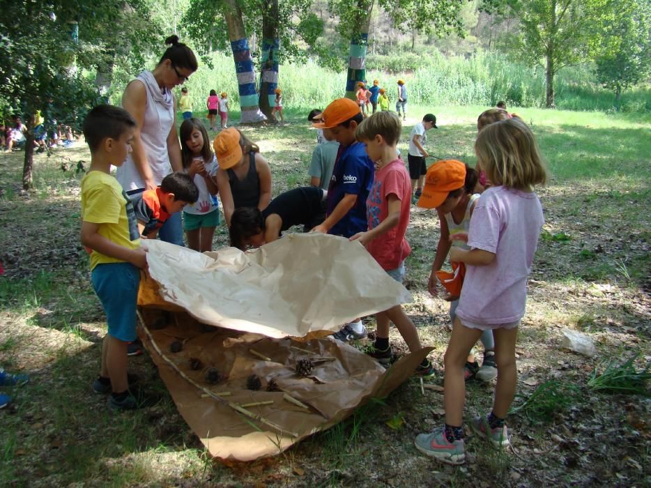 Infants de Sant Salvador creen el 'bosc de l'alegria'