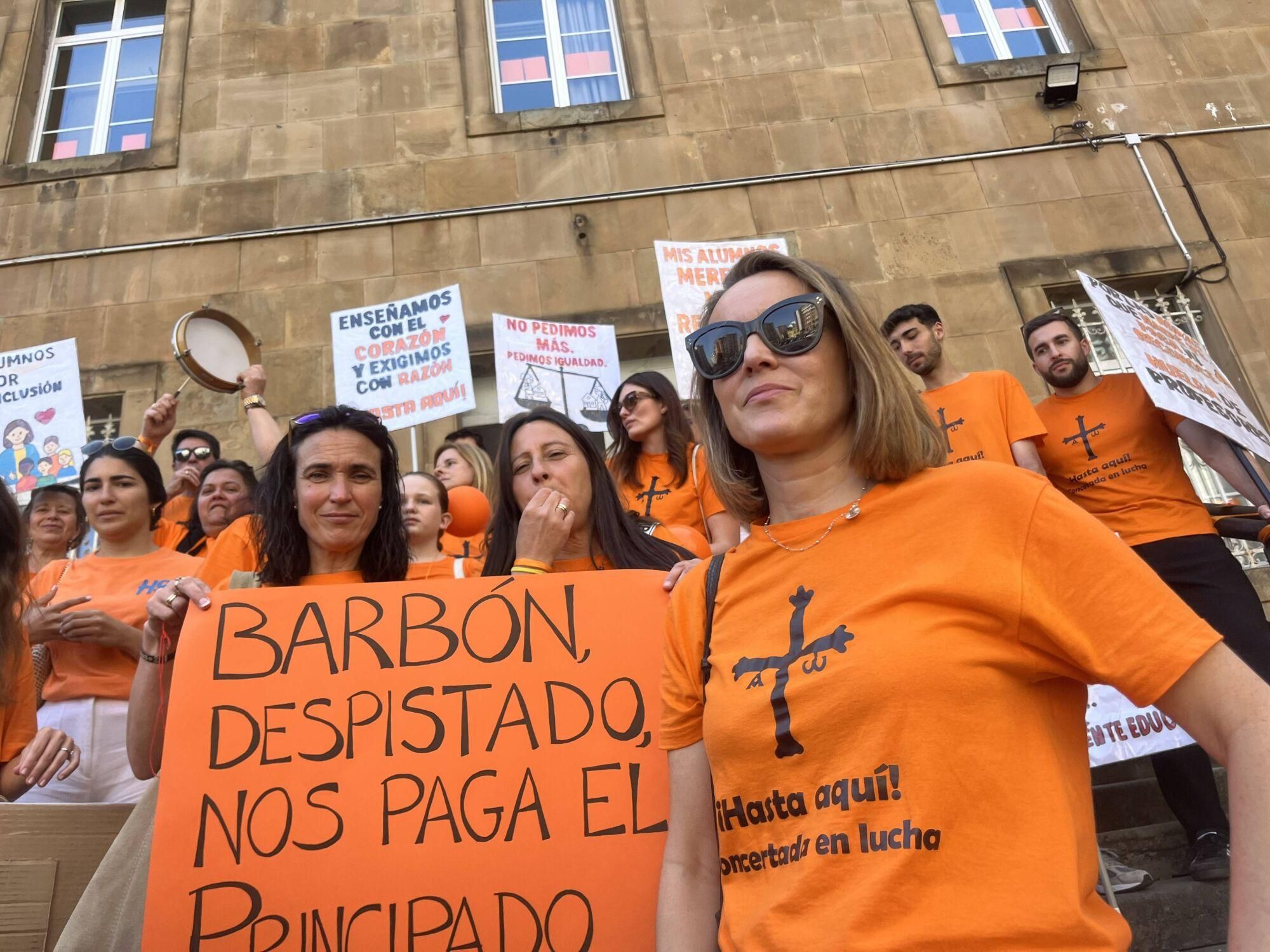 Así fue la multitudinaria marcha naranja de la concertada en Asturias