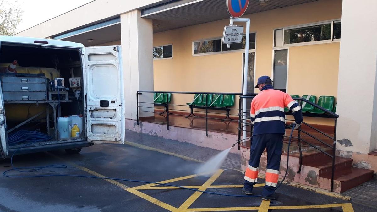 Un operario realiza tareas de limpieza viaria en Almassora.