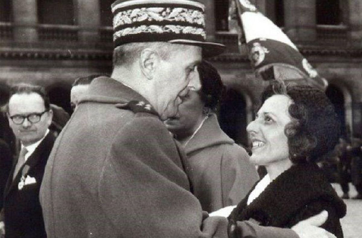 Virtudes Cuevas conversando con De Gaulle el día que fue condecorada con la Legión de Honor en París.