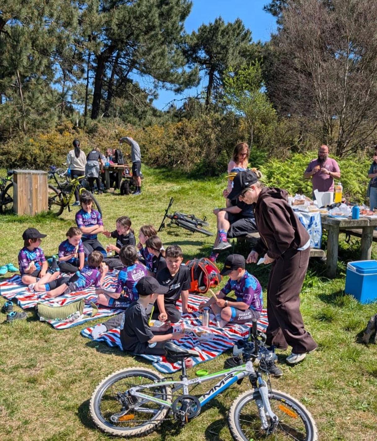 Jornada de convivencia de la escuela en Pinos Altos.