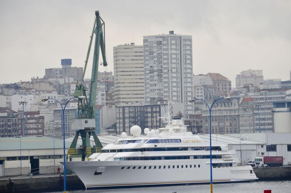 El yate Lady Moura hace escala en el puerto coruñés