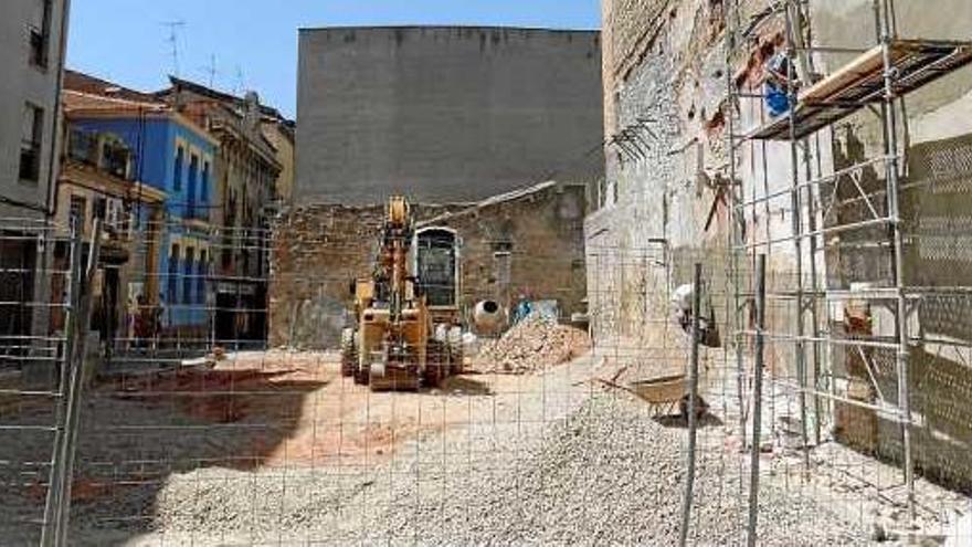 Imatge de la maquinària treballant a la finca situada entre els carrers Urgell i de la Mel de Manresa