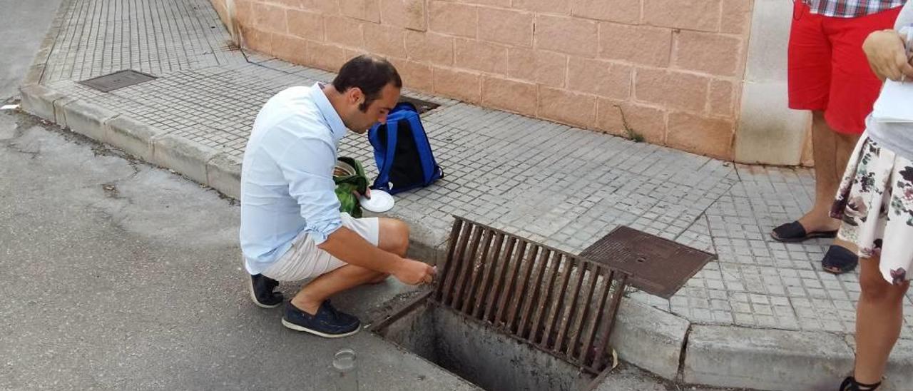 Un técnico examina uno de los lugares donde puede anidar el temido mosquito tigre.