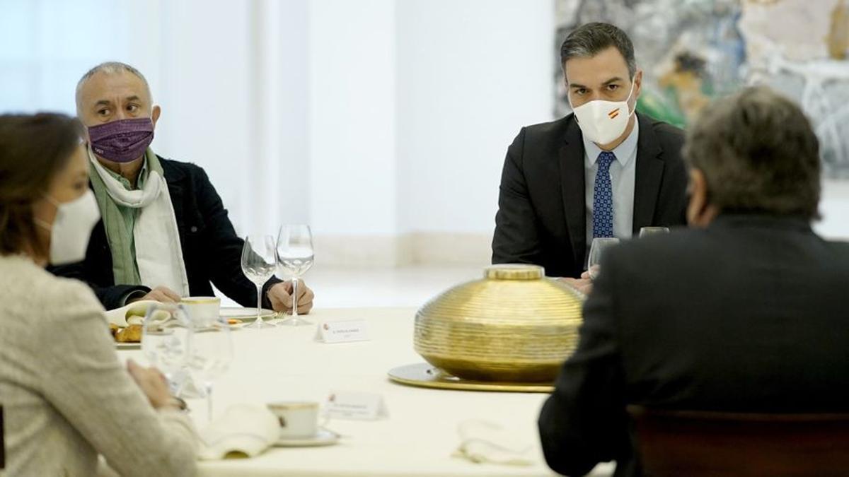 Pedro Sánchez, en la reunión con los líderes sindicales.