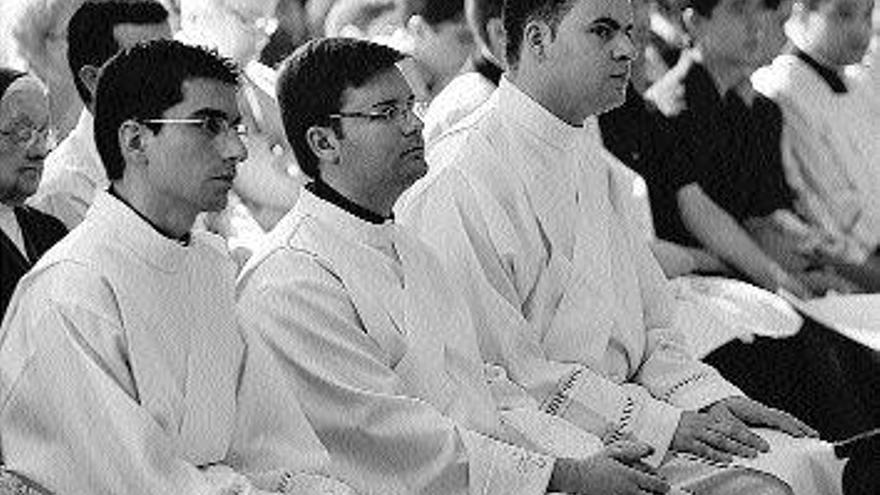 Los tres diáconos ordenados ayer sacerdotes en la diócesis. / iñaki osorio