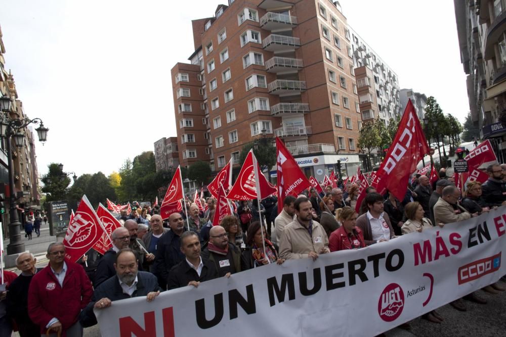 Concentración de protesta convocada por los sindicatos por el trabajador fallecido en un accidente laboral