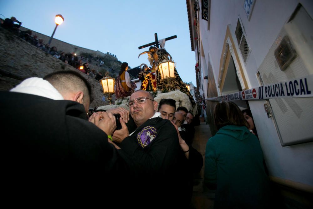 Miles de personas sienten la Semana Santa de cerca en el espectacular descenso por el Casco Antiguo