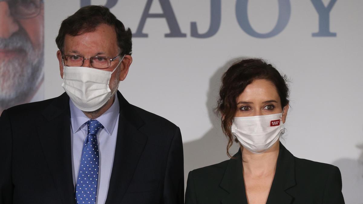 Mariano Rajoy e Isabel Díaz Ayuso durante la presentación del libro del expresidente.