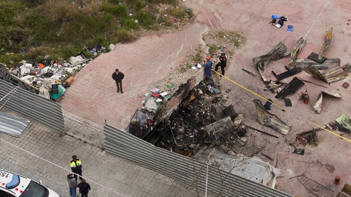 Imagen de los restos calcinados de la barraca junto a la rampa de acceso a un solar de la calle Bilbao, en el barrio del Poblenou