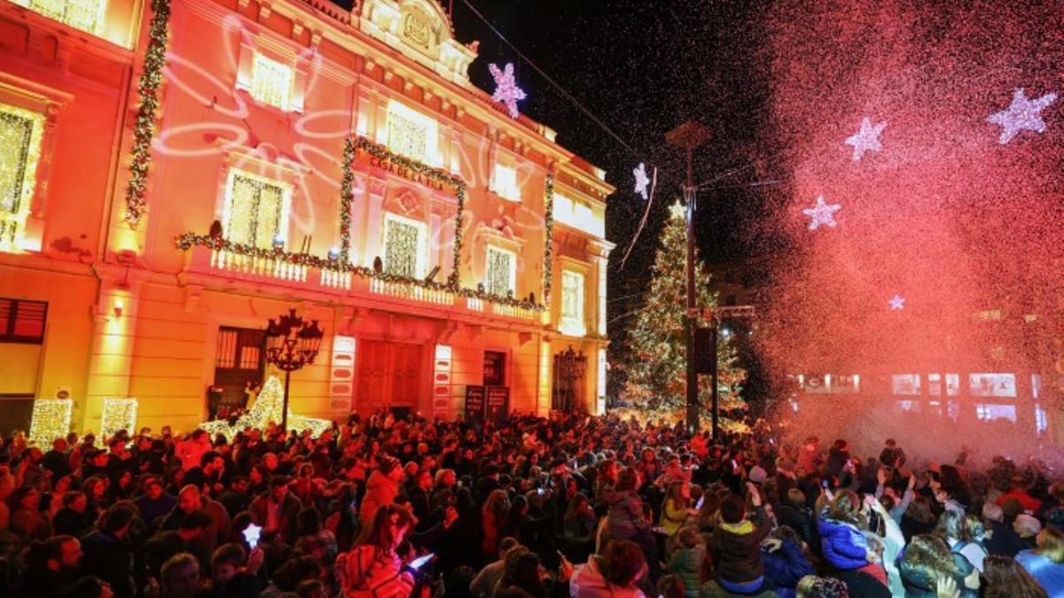 Imagen de archivo de las luces de Navidad en la plaza del Ayuntamiento de L'Hospitalet de Llobregat.