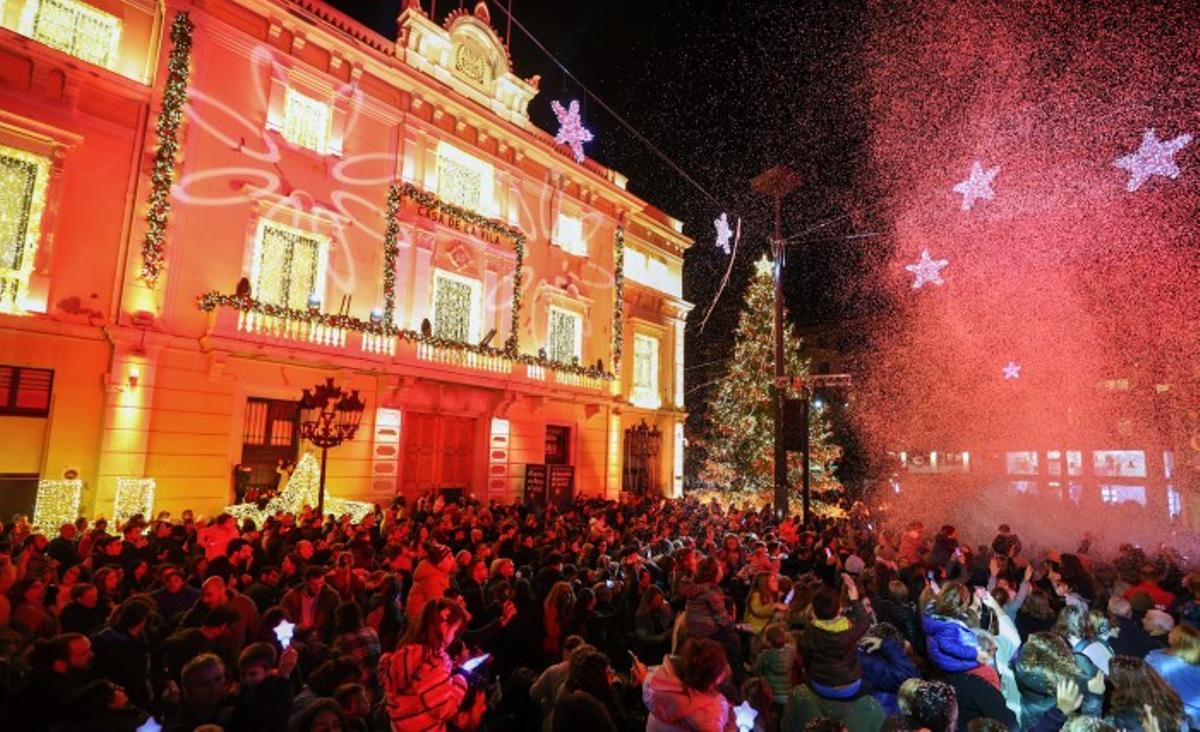 Imagen de archivo de las luces de Navidad en la plaza del Ayuntamiento de L'Hospitalet de Llobregat.