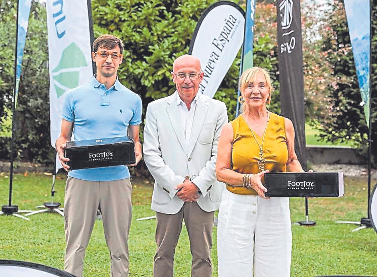 segundos 1ª categoría. Guillermo Heredia Gutiérrez y María Luz Gutiérrez González, junto a Miguel González, gerente de Cyasa-MG.