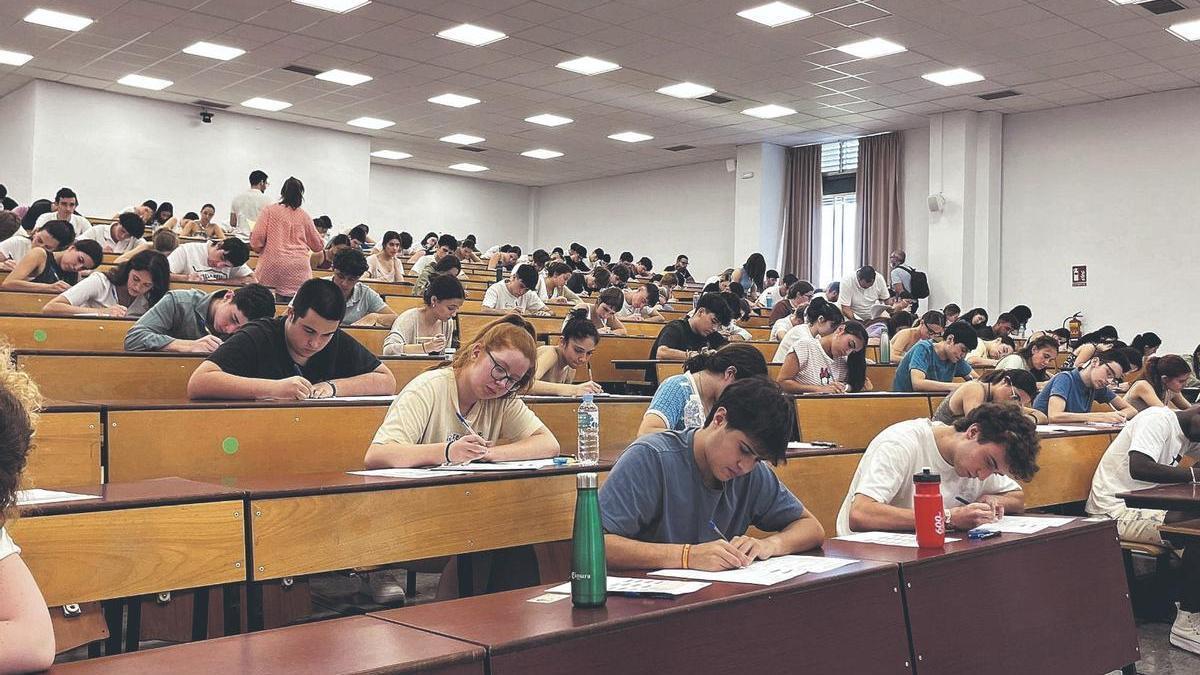 Estudiantes malagueños el primer día de Selectividad el año pasado