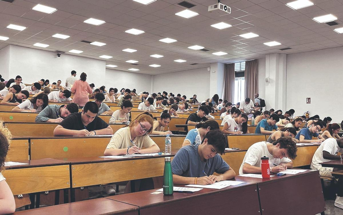 Estudiantes malagueños el primer día de Selectividad el año pasado