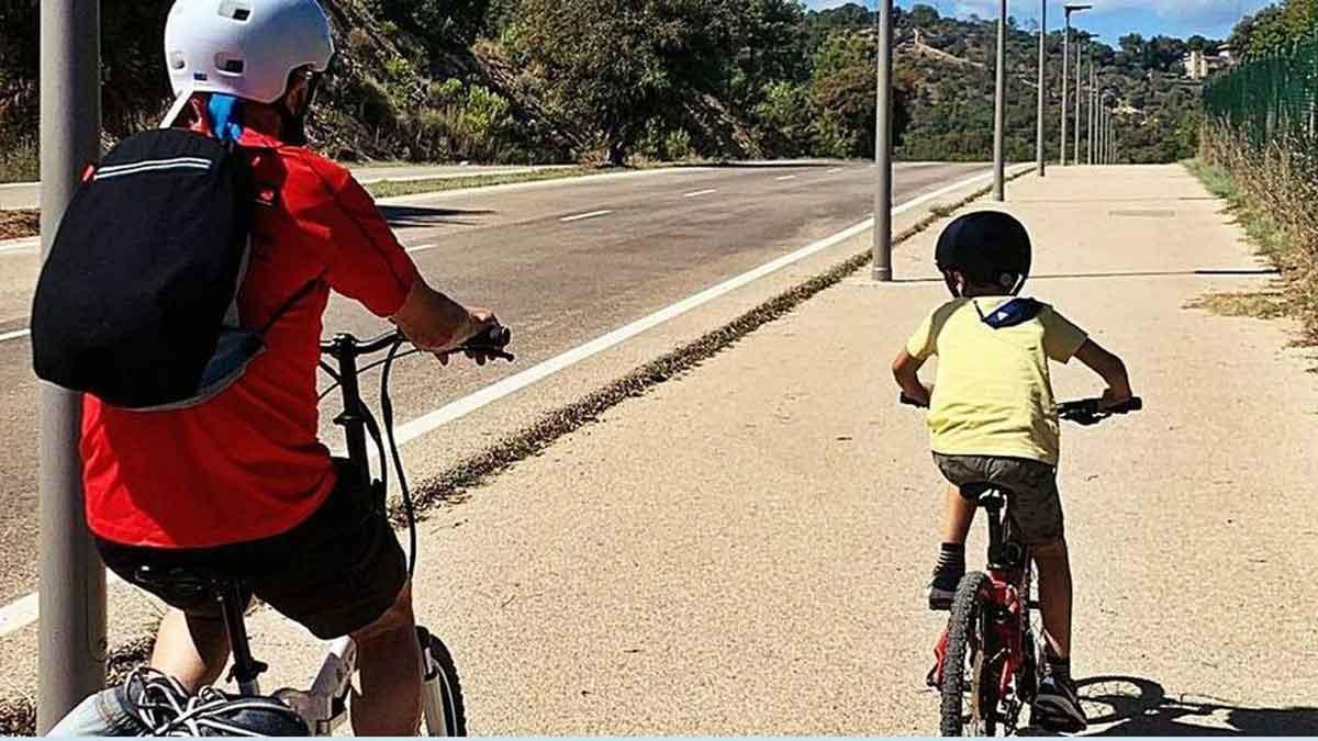 El niño de seis años suele ir en bicicleta o andando hasta el colegio.