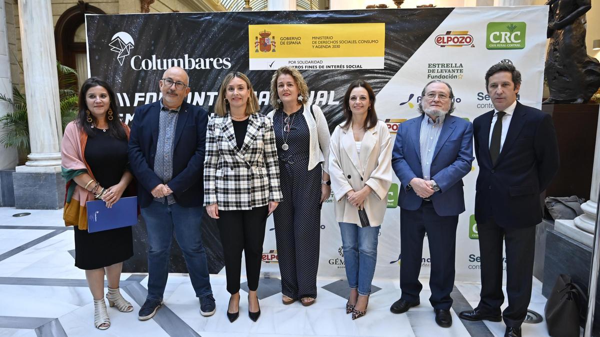 Organizadores y asistentes al Foro de Empresas y ONG