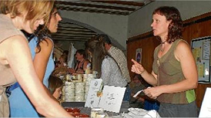 Una parada de la formatgeria Valette del Solsonès a la Fira de Sant Llorenç de Bellver de Cerdanya