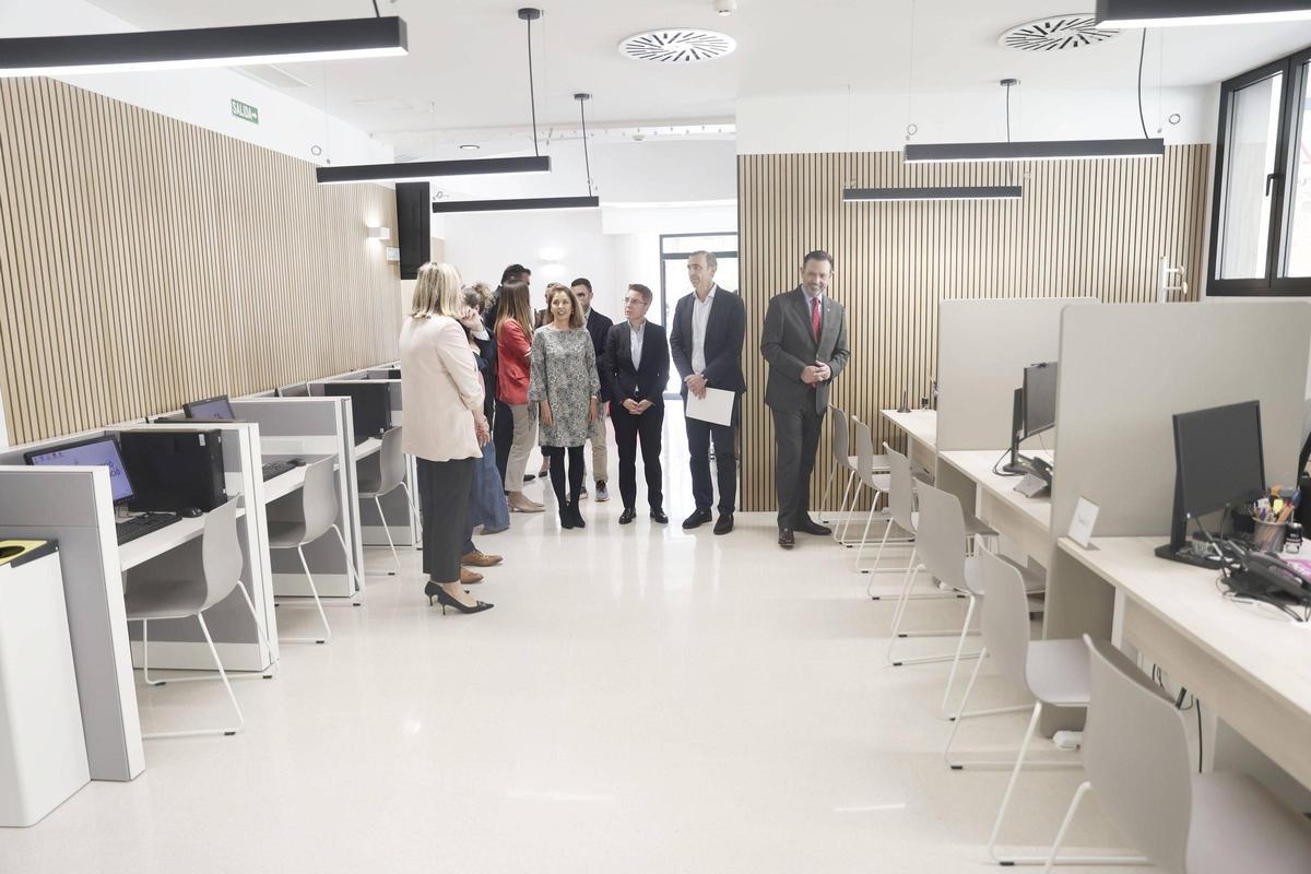 La oficina reformada fue inaugurada ayer por una representación política