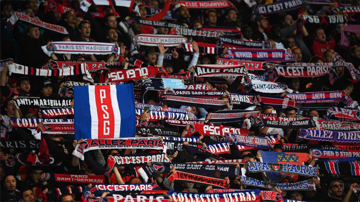 Seguidores del PSG en la grada del Parque de los Príncipes