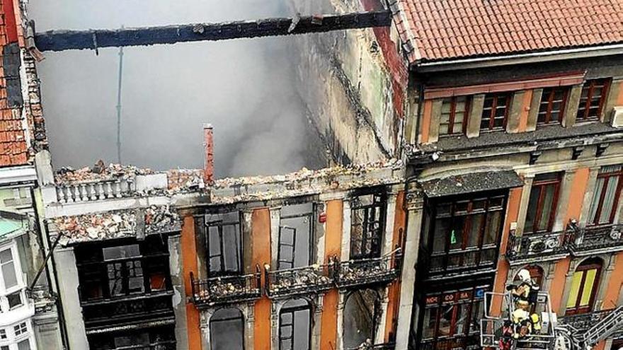 Un bombermor en ensorrar-se un edifici a Oviedo