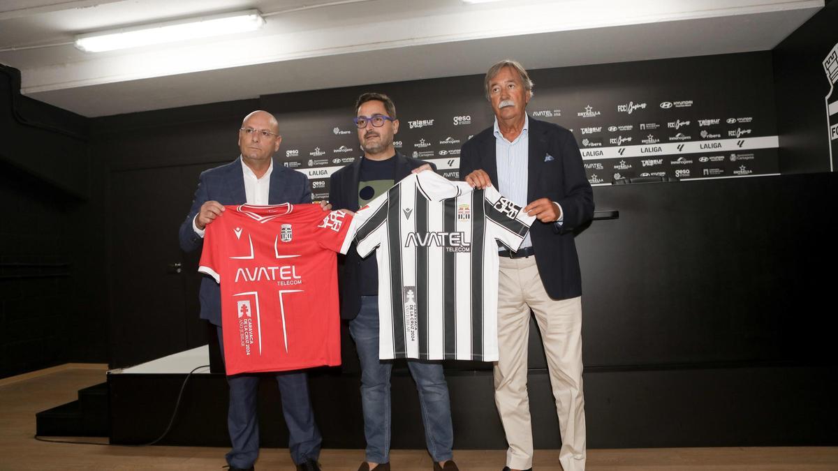 José Ángel Pic, Paco Belmonte y Antonio Pedreño posan en la presentación de Avatel como patrocinador del FC Cartagena