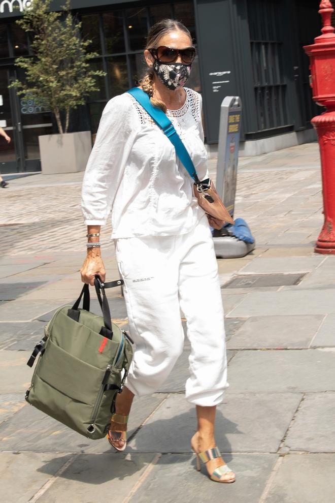 Sarah Jessica Parker con look en blanco