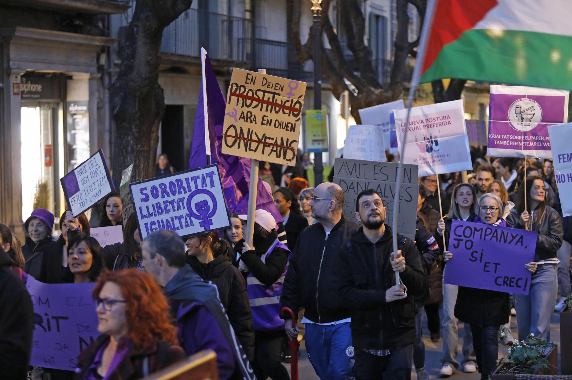 La manifestació feminista del 8-M a Girona en imatges