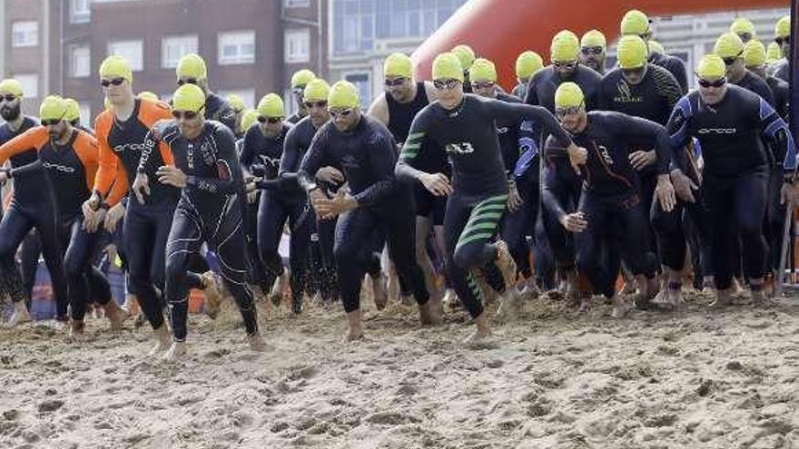 Los atletas toman la salida en el arenal de la playa de Poniente.