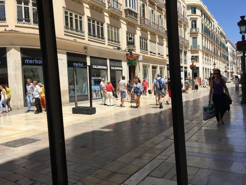 Daños en la exposición de la AECC en la calle Larios.