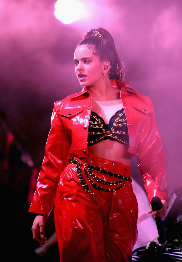 Rosalía con traje rojo y crop top color negro en Coachella