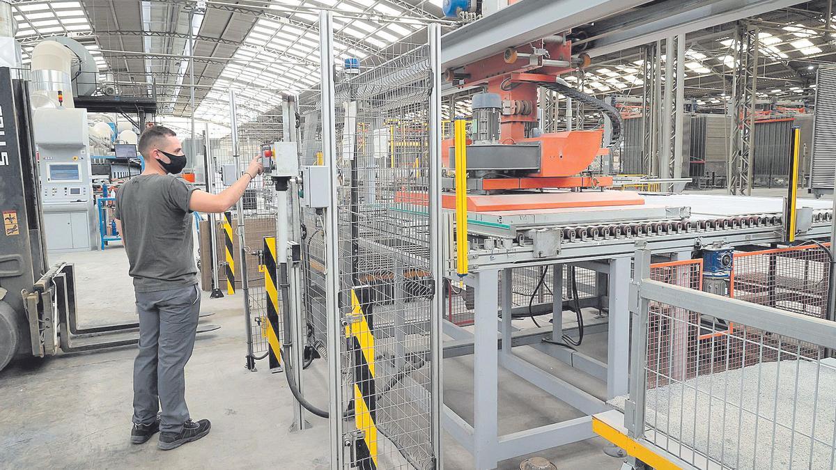 Operario en una fábrica de cerámica.