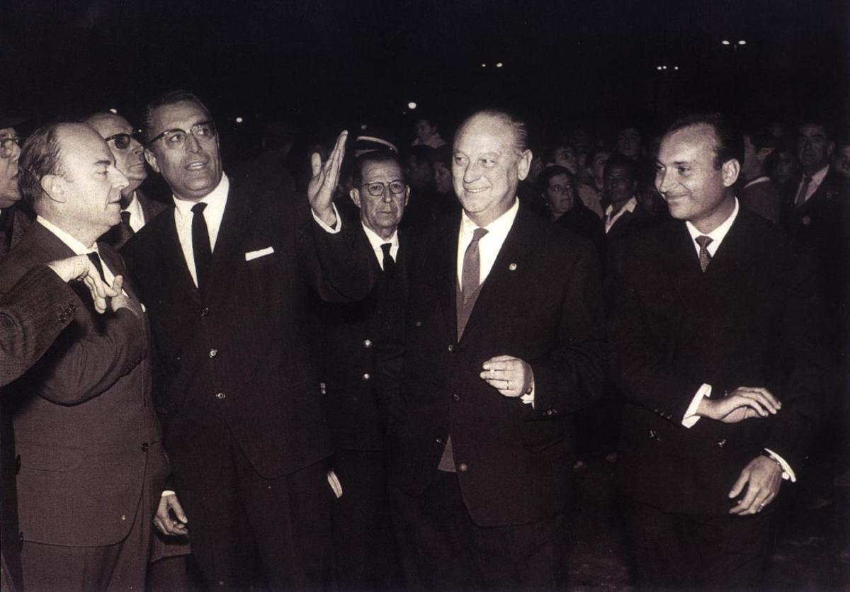 El alcalde Francisco García Grana, segundo por la izquierda, y Jaime Pimentel, a la derecha, en la inauguración de la plaza de la Marina el 15 de enero de 1964.