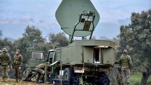 Terminal ATQH para la recepción de señal de satélite en un vehículo de alta movilidad táctica del Ejército.