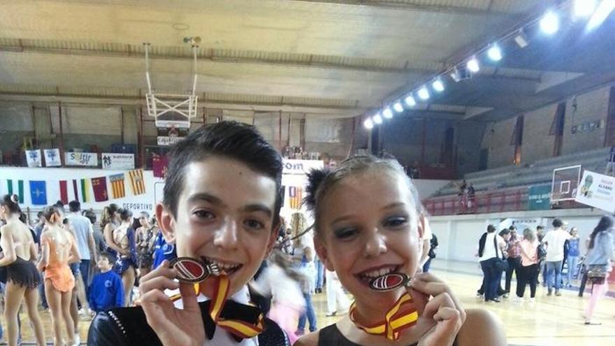 Lucía Luque y Javier Darío Doña, con la medalla de oro.