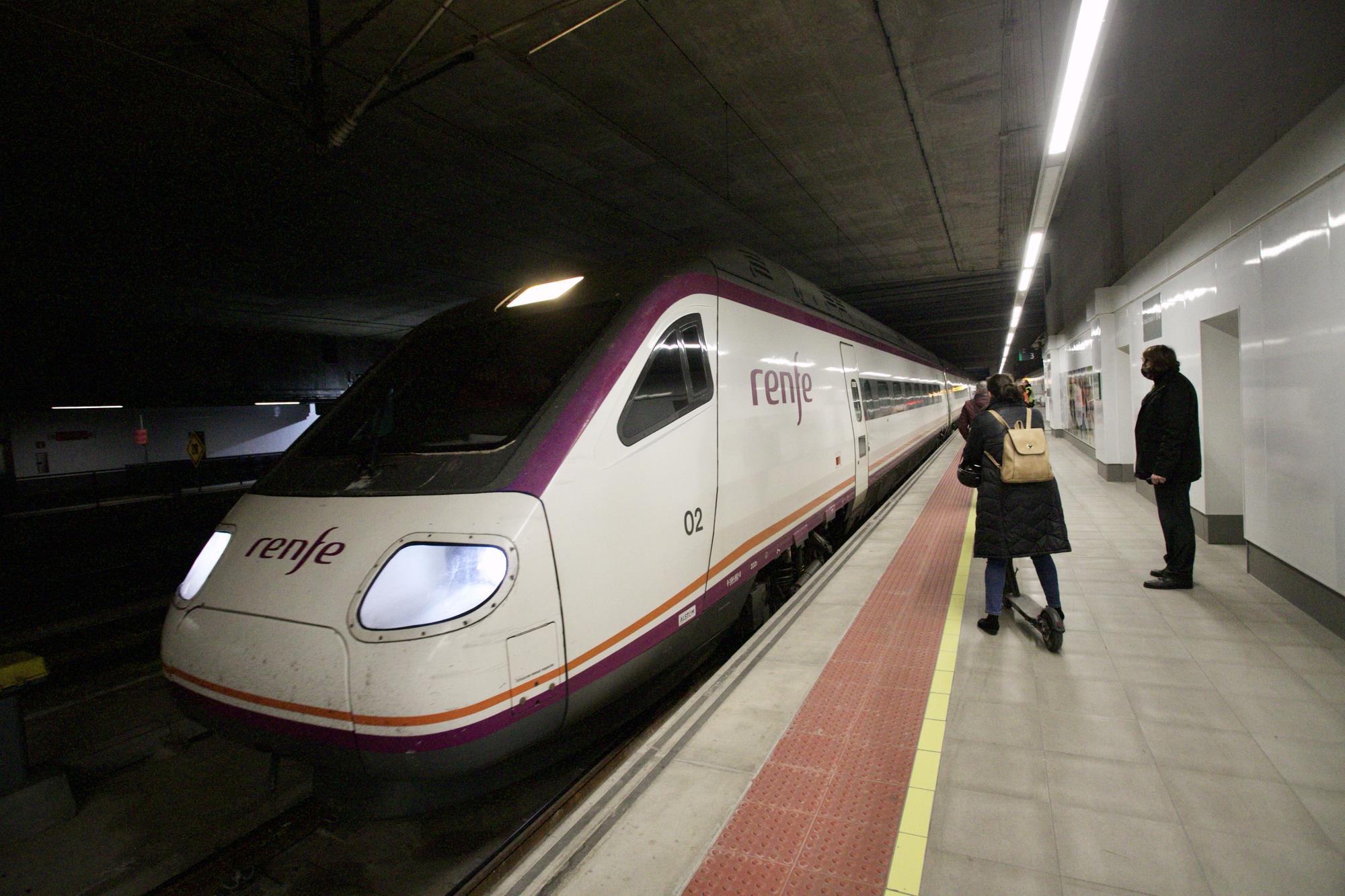 Así ha sido el primer día del AVE Murcia-Madrid y de Cercanías Avant en la estación del Carmen