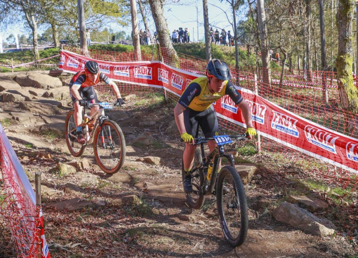 Dos ciclistas, en una de las bajadas del recorrido | IÑAKI ABELLA