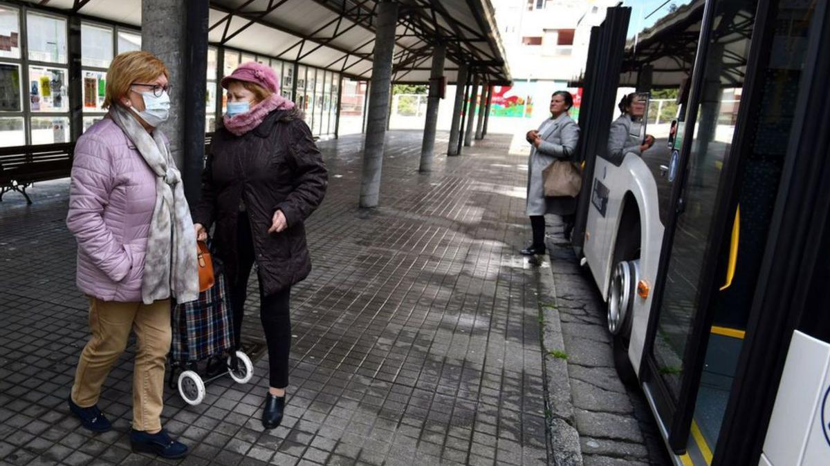 Usuarios en una parada de bus en Pontevedra.   | // GUSTAVO SANTOS