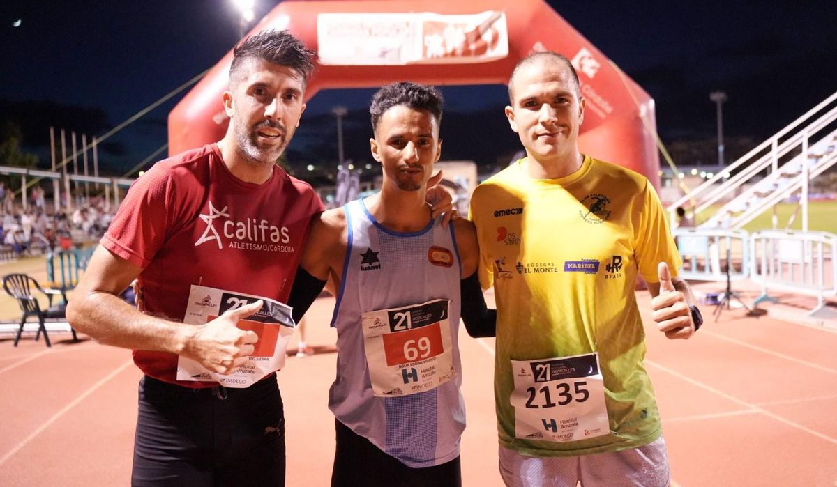 Juan Bautista Expósito (tercero), Safouane Oouddajou (primero) y Jesús Alguacil (segundo) al terminar la carrera.