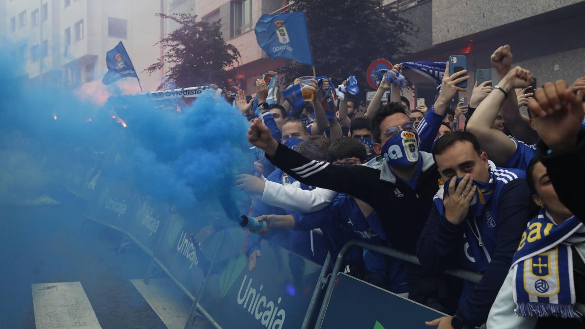 Así fue el recibimiento de la afición al Real Oviedo y toda la previa del último partido de la temporada