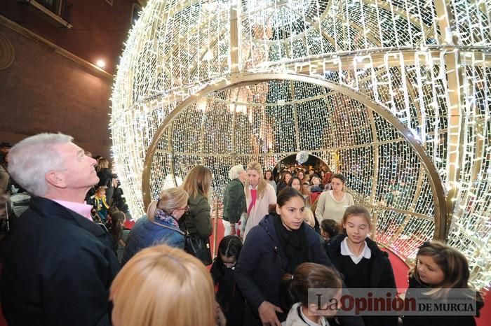 Estrellas y bolas ya brillan en las calles de Murcia